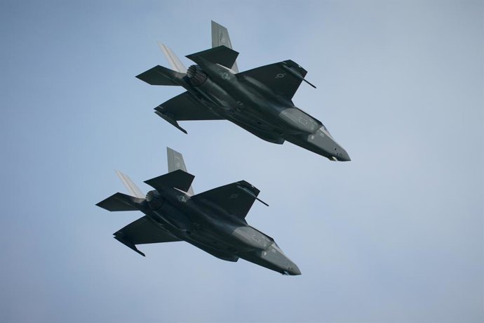 Archivo - WARSAW, Aug. 15, 2024 -- Caças F-35 são vistos durante um desfile militar do Dia das Forças Armadas em Varsóvia, Polônia, em 15 de agosto de 2024. A Polônia comemorou o Dia das Forças Armadas na quinta-feira com um grande desfile em Varsóvia, a 