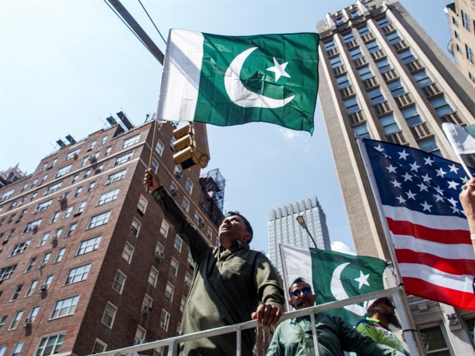 Archivo - 25 de agosto de 2024, Nova York, Nova York, EUA: Um homem em um carro alegórico agita uma bandeira paquistanesa em comemoração. A Parada do Dia da Independência do Paquistão ocorreu hoje na Madison Avenue, começando na 38th st. e terminando na 2