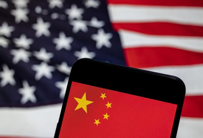 Archivo - March 27, 2021, China: In this photo illustration the People's Republic of China flag is seen on an Android mobile device with United States of America (USA), commonly known as the United States (U.S. or US), flag in the background.