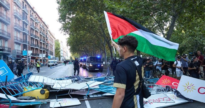 Vuelta a España | Directo: La Vuelta califica de "lamentables" los incidentes en Madrid y dará a las 12.00 explicaciones Incidentes en La Vuelta