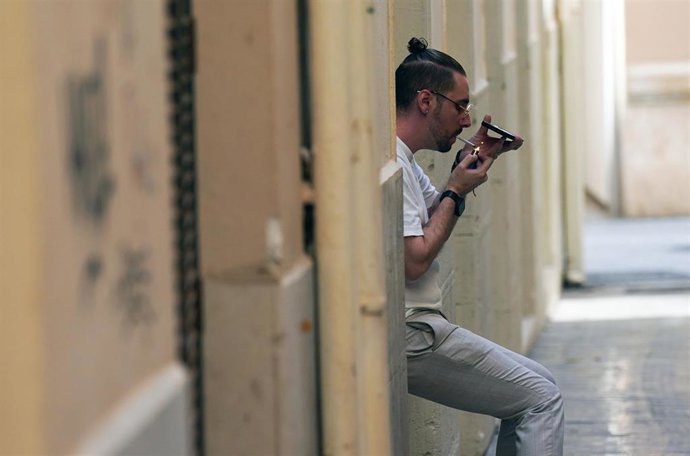 Personas fumando por las calles de Málaga. A 10 de septiembre de 2025 en Málaga, Andalucía (España). El Consejo de Ministros ha aprobado este martes el Anteproyecto de Ley del tabaco que prohíbe expresamente el consumo de tabaco y productos relacionados p