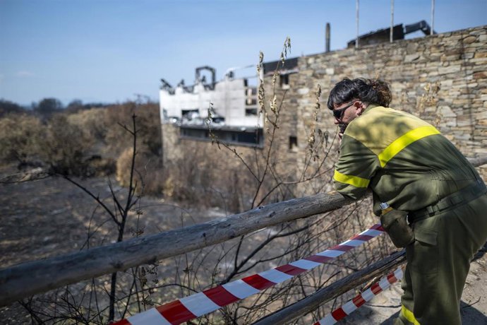 Un bombero en una zona calcinada de Las Médulas (León)