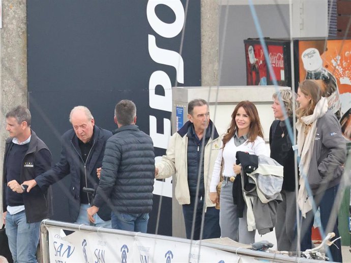 EL REY JUAN CARLOS DISFRUTA DE UNA CENA EN ALTAMAR CON SU FAMILIA