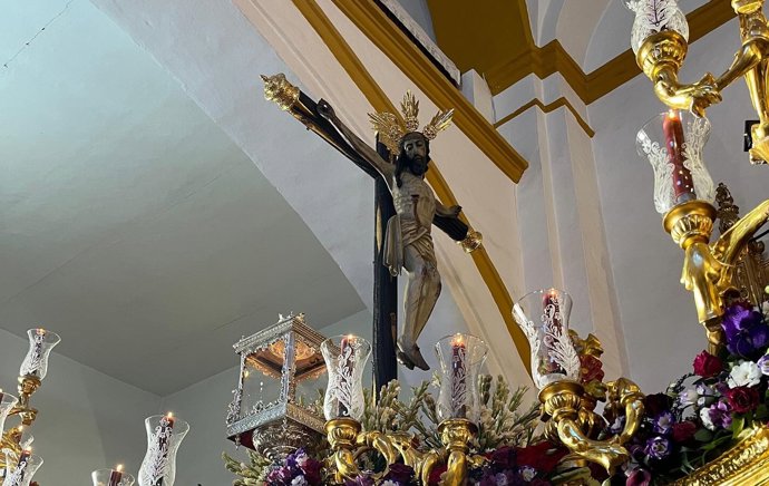Imagen del Santísimo Cristo del Crucero, patrón de Almadén de la Plata, en su paso procesional.