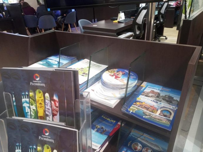 Archivo - Foto de folletos de destinos vacacionales en una agencia de viajes.