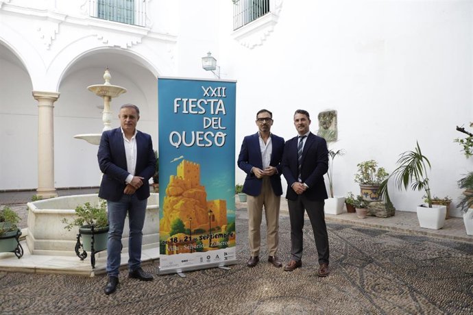 El delegado de Desarrollo Económico, Promoción y Empleo de la Diputación, Félix Romero,  junto al alcalde del municipio Juan Manuel Poyato, y el gerente de Los Balanchares, Juan de Dios Serrano.