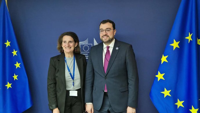 El presidente asturiano, Adrián Barbón, con la comisaria Teresa Ribera.