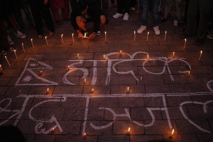 Vigilia pacífica en Bhaktapur en memoria de quienes perdieron la vida durante las protestas en Nepal