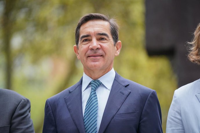 El presidente del BBVA, Carlos Torres Vila, durante la presentación del regreso a Bilbao de la escultura monumental de Eduardo Chillida, 'Elogio del hierro III', en la plaza Chillida del Museo de Bellas Artes, a 12 de septiembre de 2025, en Bilbao, Vizcay