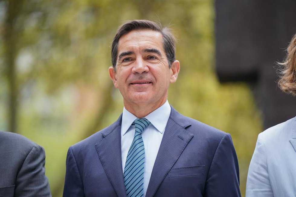 El presidente del BBVA, Carlos Torres Vila, durante la presentación del regreso a Bilbao de la escultura monumental de Eduardo Chillida, 'Elogio del hierro III', en la plaza Chillida del Museo de Bellas Artes, a 12 de septiembre de 2025, en Bilbao, Vizc
