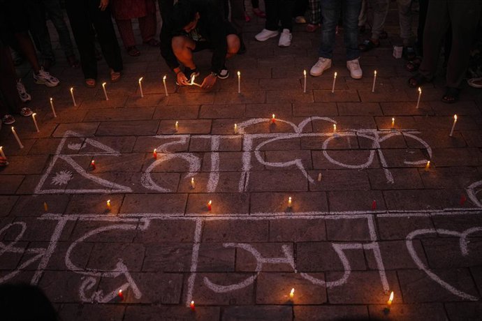 Vigilia pacífica en Bhaktapur en memoria de quienes perdieron la vida durante las protestas en Nepal