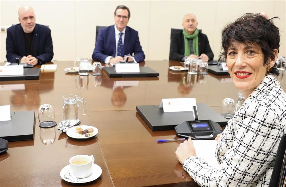 Archivo - (I-D) El secretario general de CCOO, Unai Sordo, el presidente de la CEOE, Antonio Garamendi, el secretario general de UGT, Pepe Álvarez, y la ministra de Inclusión, Seguridad Social y Migraciones, Elma Saiz.