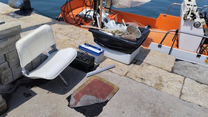 El servicio de limpieza del litoral retira más de 6,7 toneladas de residuos en agosto