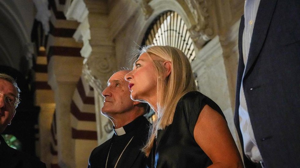 La consejera de Cultura, Patricia del Pozo, en una visita el 2 de septiembre a las actuaciones de emergencia en la Mezquita tras el incendio de 9 de agosto.