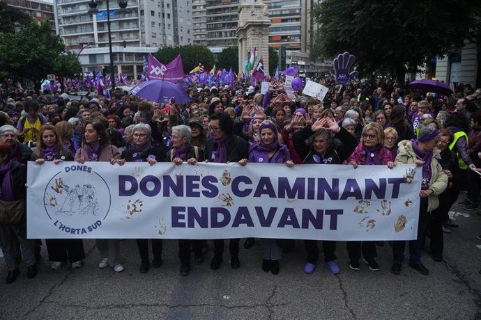 Archivo - Decenas de personas durante la manifestación de la Coordinadora Feminista de Valencia por el 8M, a 8 de marzo de 2025, en València