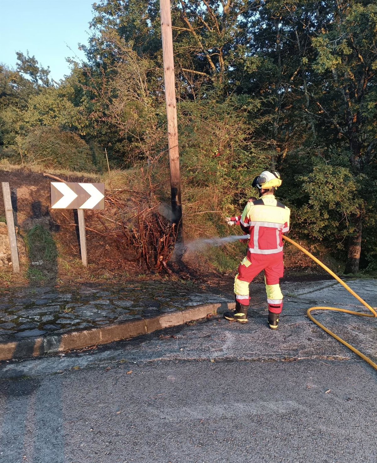 Extinguido un incendio que afecta a vegetación y un poste de telecomunicaciones en Herrerías