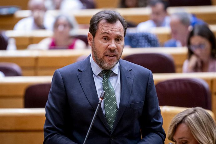 El ministro de Transportes y Movilidad Sostenible, Óscar Puente, interviene durante una sesión de control al Gobierno, en el Senado, a 9 de septiembre de 2025, en Madrid (España). El Gobierno se enfrenta a las preguntas de la oposición sobre la independen