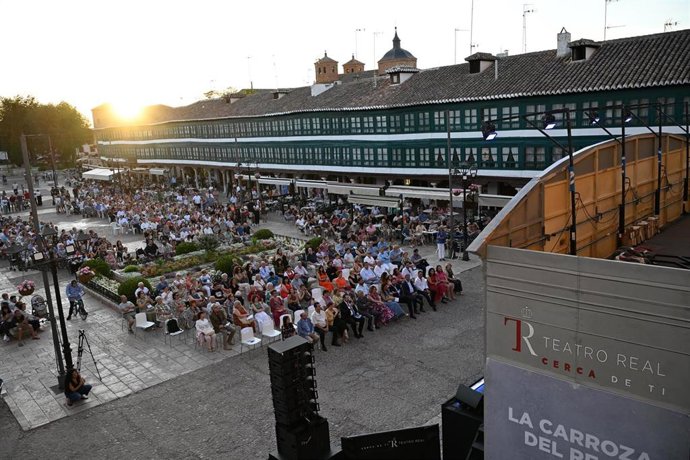 La consejera de Economía, Empresas y Empleo, Patricia Franco, asiste al recital lírico a cargo de La Carroza del Teatro Real en la Plaza Mayor de Almagro