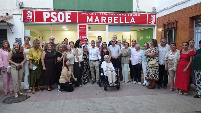Foto de familia de la reinauguración de la sede del PSOE en Marbella.