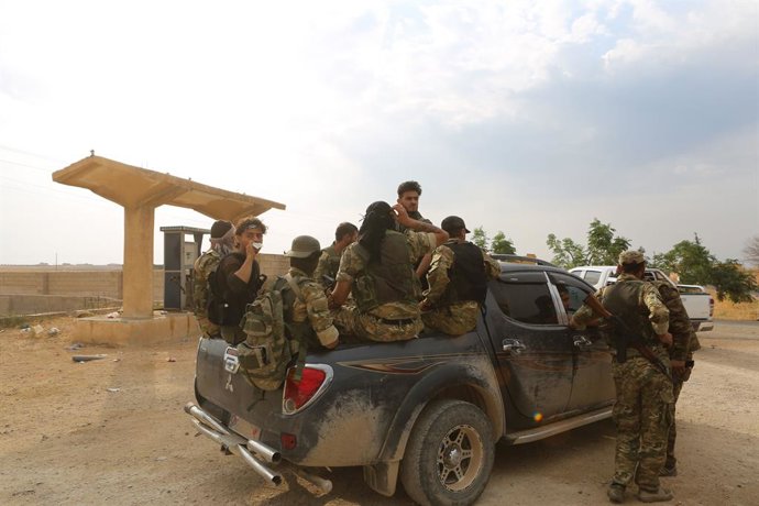 Archivo - Arquivo - 16 de outubro de 2019: Tal Abyad, Síria.16 de outubro de 2019. Membros do Exército Nacional Sírio assumem o controle de vilas a oeste da cidade síria de Tal Abyad durante a ofensiva militar turca contra as Forças Democráticas da Síria 