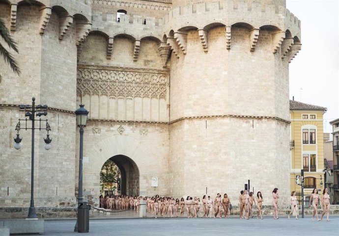 Archivo - Imagen de archivo de un evento en el que el fotógrafo Spencer Tunick fotografió en Valencia a cerca de 2.000 personas desnudas