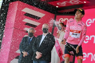Archivo - 18 May 2022, Italy, Reggio Emilia: Spanish cyclist Juan Pedro Lopez of Team Trek celebrates on the podium after the 11th stage of the 105th edition of the Giro d'Italia cycling race, 203 kilometres from Santarcangelo di Romagna to Reggio Emilia.