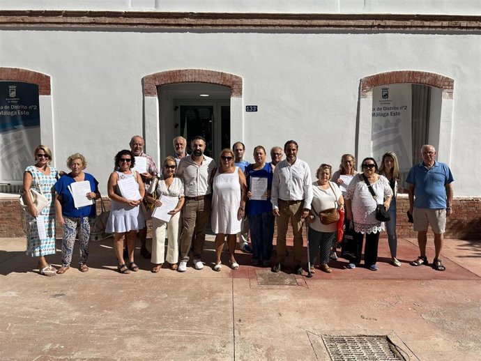 Vecinos de La Pelusa en Málaga con representantes del PSOE.