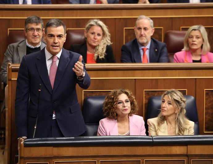 Archivo - El presidente del Gobierno, Pedro Sánchez,  interviene durante una sesión de control al Gobierno, en el Congreso de los Diputados, a 14 de mayo de 2025, en Madrid (España).
