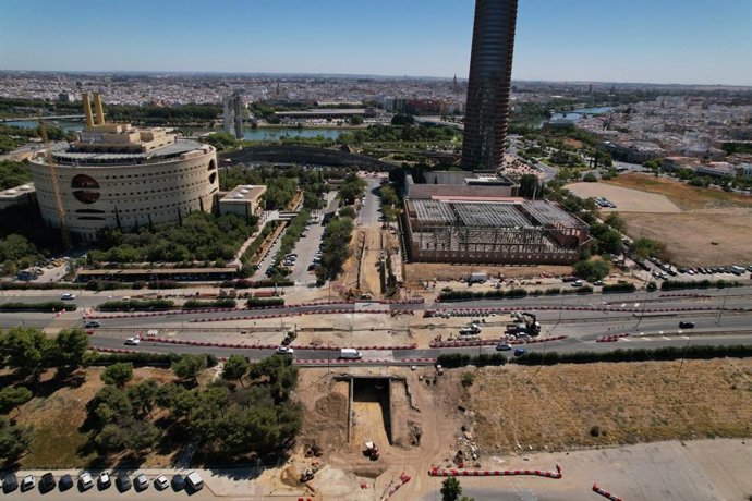 La avenida de Carlos III recupera la normalidad por el avance de la obra del carril BUS-VAO del Aljarafe Norte