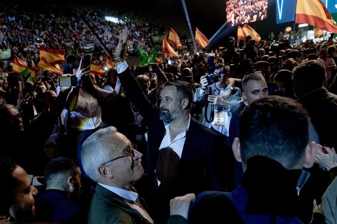 Archivo - El líder de VOX, Santiago Abascal (c), y el fundador de VOX, José Antonio Ortega Lara (3i), a su llegada al acto ‘Viva 24’ de VOX, en el Palacio de Vistalegre, a 19 de mayo de 2024, en Madrid (España). El evento, llamado ‘Viva 24’ y organizado p