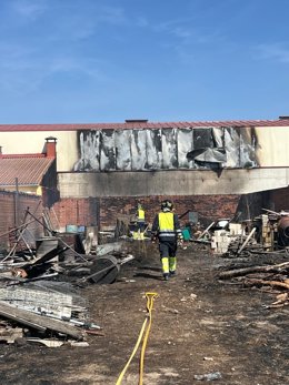 Sofocan un incendio en un solar junto a una nave agrícola en Montemayor de Pililla (Valladolid)