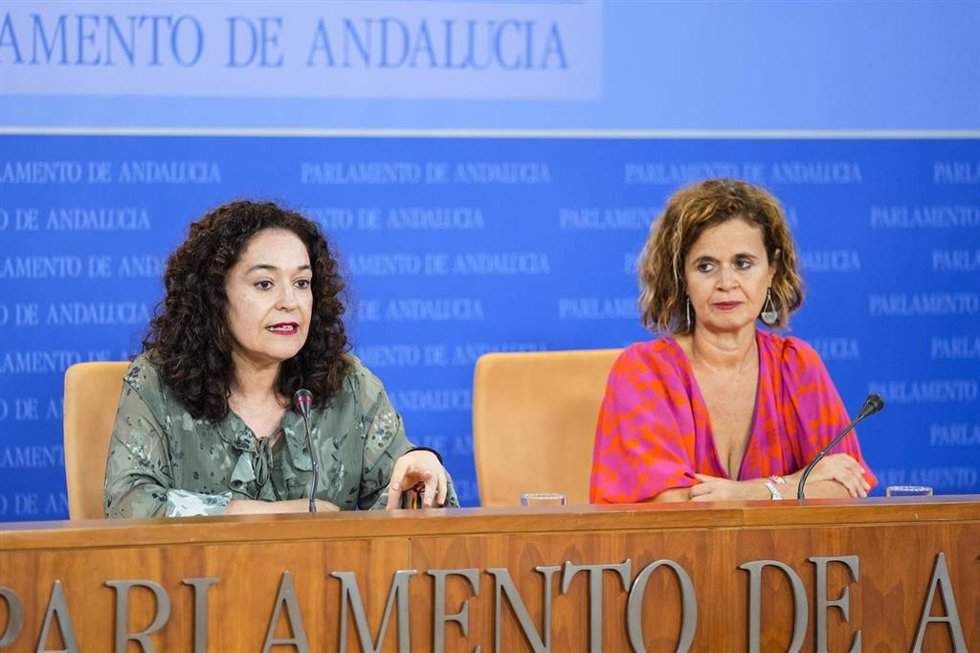 La portavoz del Grupo Por Andalucía, Inmaculada Nieto, (i) junto a la portavoz adjunta del Grupo Por Andalucía, Esperanza Gómez, (d) durante la ronda de ruedas de prensa de portavoces de los grupos parlamentarios en el Parlamento de Andalucía, a 10 de s