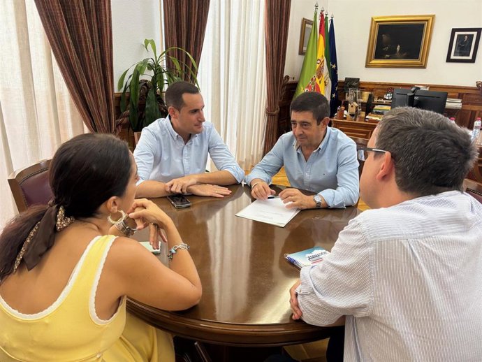 Reunión del presidente de la Diputación con representantes de la Fampa 'Los Olivos'.