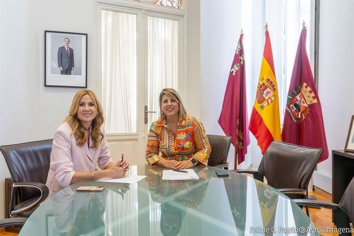La alcaldesa Noelia Arroyo con la consejera de Empresa, Empleo y Economía Social, Marisa López