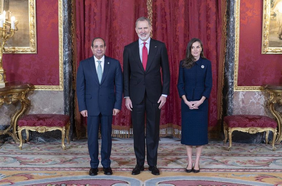 Archivo - (I-D) El presidente de la República Árabe de Egipto, Sr. Abdel Fattah Al Sisi; el Rey Felipe VI y la Reina Letizia, posan a su llegada a un almuerzo en honor del presidente de la República Árabe de Egipto