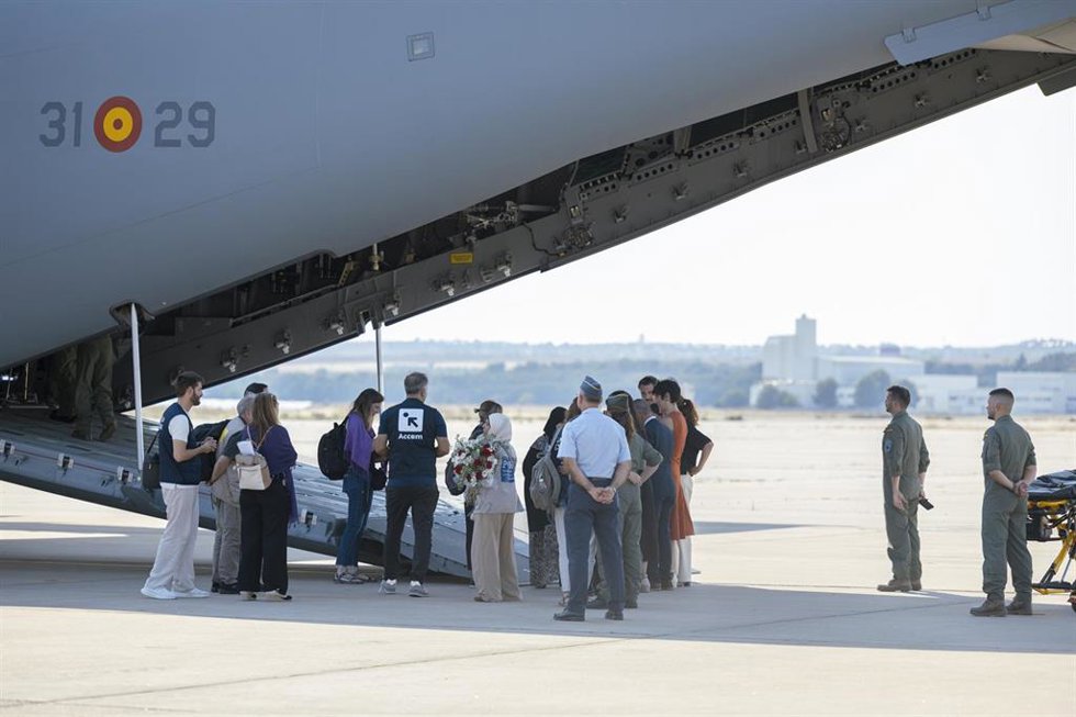 Archivo - Varios niños a su llegada a la Base Aérea de Torrejón de Ardoz, a 24 de julio de 2024, en Torrejón de Ardoz, Madrid (España). 