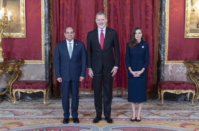 Archivo - Arquivo - (E-D) O Presidente da República Árabe do Egito, Abdel Fattah Al Sisi; o Rei Felipe VI e a Rainha Letizia, posam em sua chegada a um almoço em homenagem ao Presidente da República Árabe do Egito, no Palácio Real, em 19 de fevereiro de 2