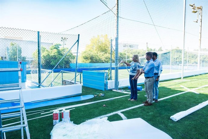 El concejal de Obras visita a uno de los campos de fútbol municipales.