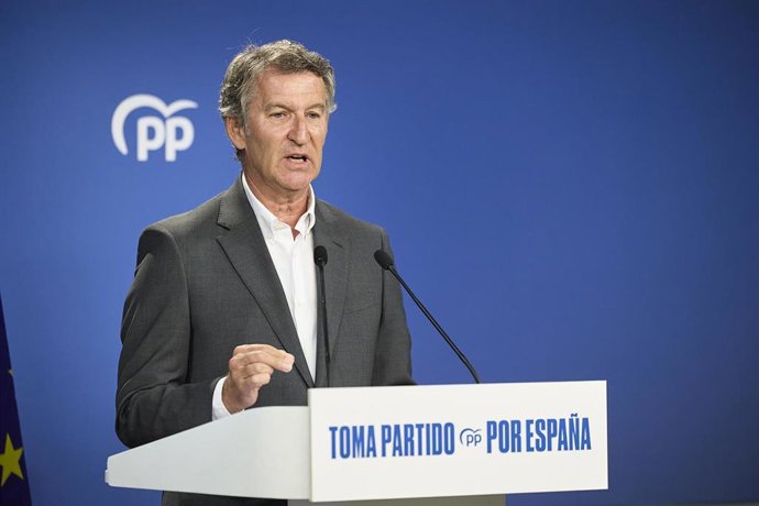 El presidente del PP, Alberto Núñez Feijóo, durante una rueda de prensa posterior a la reunión del Comité de Dirección del PP, en la sede del partido, a 25 de agosto de 2025, en Madrid (España). 
