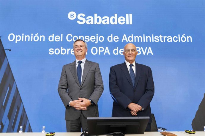 El CEO de Banco SabadelL, César González-Bueno, y el presidente de la entidad, Josep Oliu, en la rueda de prensa para informar sobre el rechazo del consejo de Banco Sabadell a la OPA de BBVA, a 12 de septiembre de 2025 en Sant Cugat del Vallés (Barcelona)