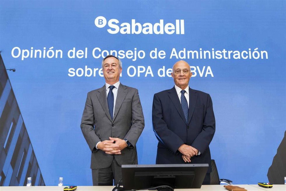 El CEO de Banco SabadelL, César González-Bueno, y el presidente de la entidad, Josep Oliu, en la rueda de prensa para informar sobre el rechazo del consejo de Banco Sabadell a la OPA de BBVA, a 12 de septiembre de 2025 en Sant Cugat del Vallés (Barcelon