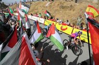 Sánchez "reconoce a los deportistas" de La Vuelta pero "admira" al "pueblo que se moviliza por una causa justa"