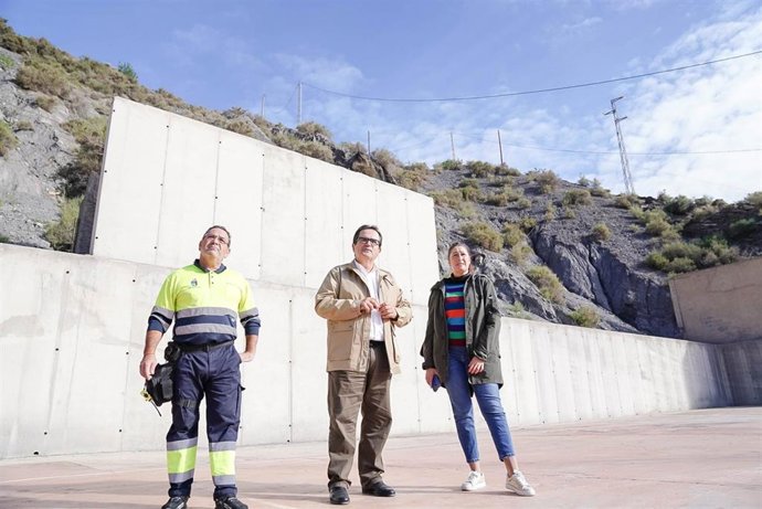 El diputado provincial de Fomento, Infraestructuras y Agua en Almería, Antonio Jesús Rodríguez, junto a la alcaldesa de Alboloduy, Sonia María Guil, durante la visita a la zona donde se construirá la nueva nave municipal.