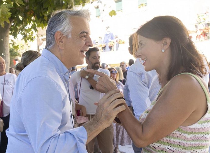 El presidente del PP vasco, Javier de Andrés, y la dirigente popular Laura Garrido en la fiesta de la Vendimia en Leza