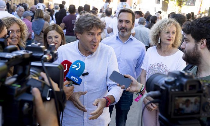 El secretario general del PSE-EE, Eneko Andueza, en la fiesta de la vendimia en Leza (Álava)