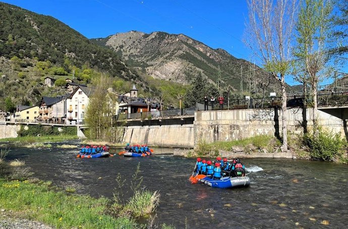 Archivo - Un grupo haciendo rafting en Llavorsí (Lleida)