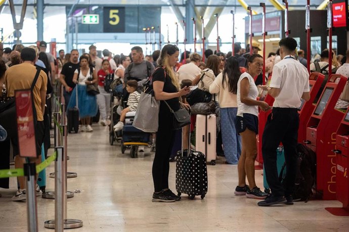 Decenas de personas realizan el check-in en la T4 del Aeropuerto Adolfo Suárez Madrid-Barajas, a 31 de agosto de 2025, en Madrid (España). 