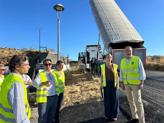 Visita del presidente de la Diputación de Málaga, Francisco Salado, a los trabajos para la mejora de las carretas de la Axarquía.