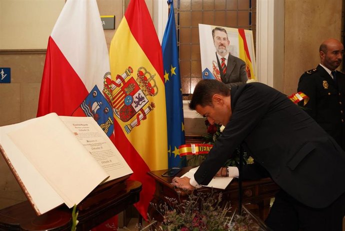 Casares firma el libro de condolencias de Agustín Ibáñez.
