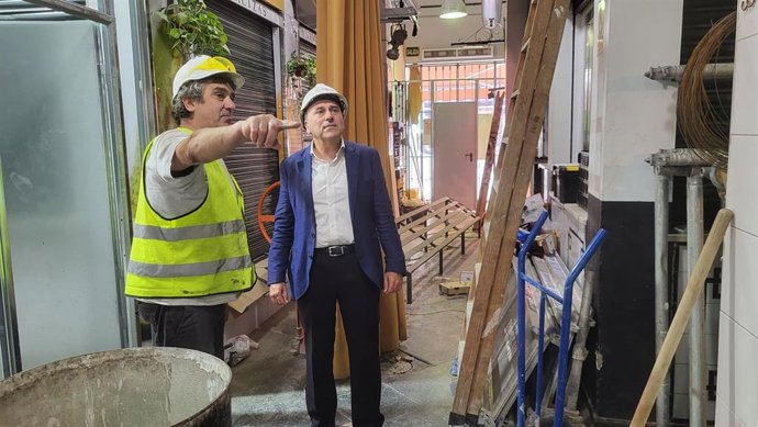 El delegado de Consumo, José Lugo, visita las obras del Mercado de la calle Feria.